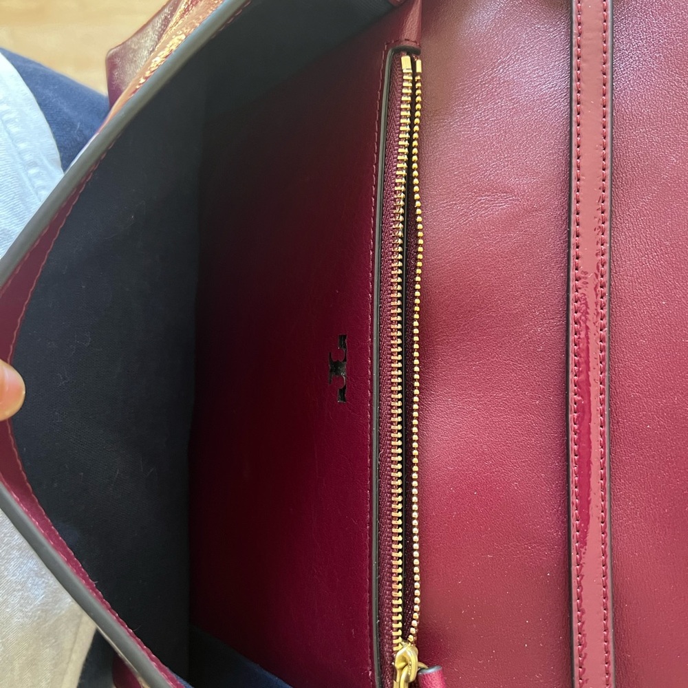 TORY BURCH
PATENT LEATHER CONVERTIBLE SHOULDER BAG - Picture 4 of 4